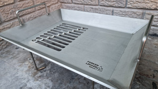 Forken Lekker Braai Griddle Pan – in use over fire with meat