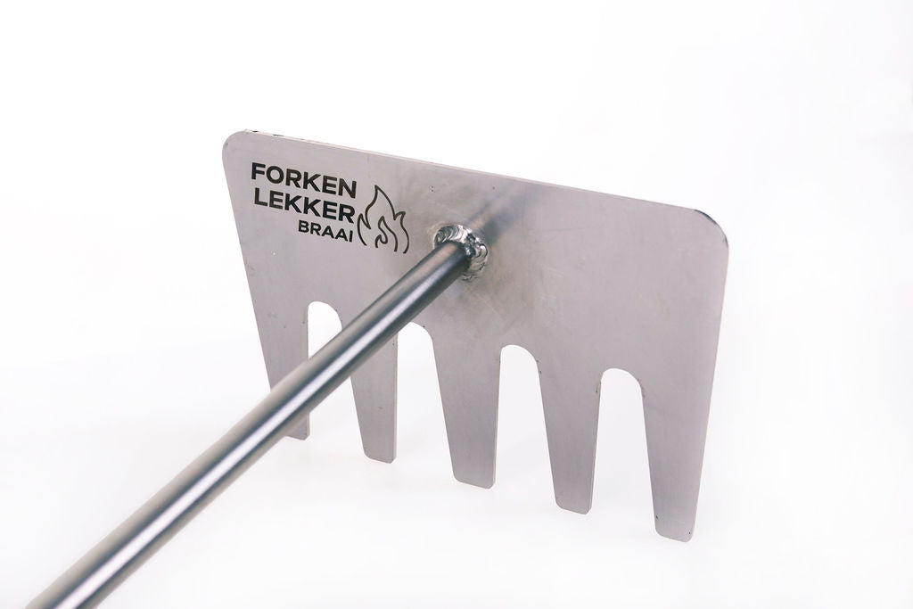 Forken Lekker Braai Rake – lifestyle shot at the braai